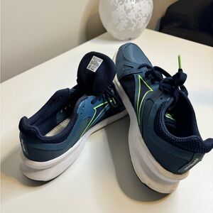 Reebok - navy with green accents